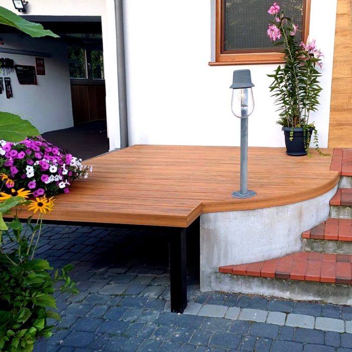 Realizacja tarasu z deski premium amber