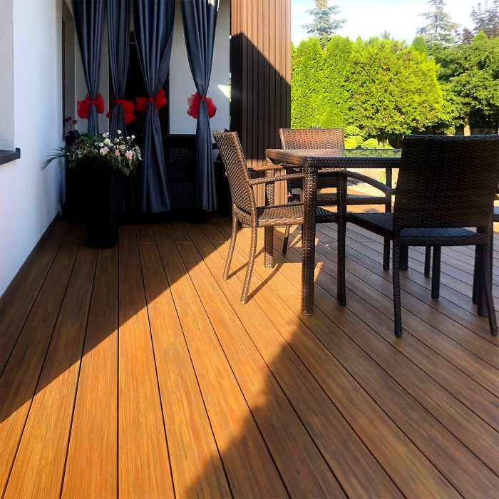 Realizacja tarasu z deski premium amber