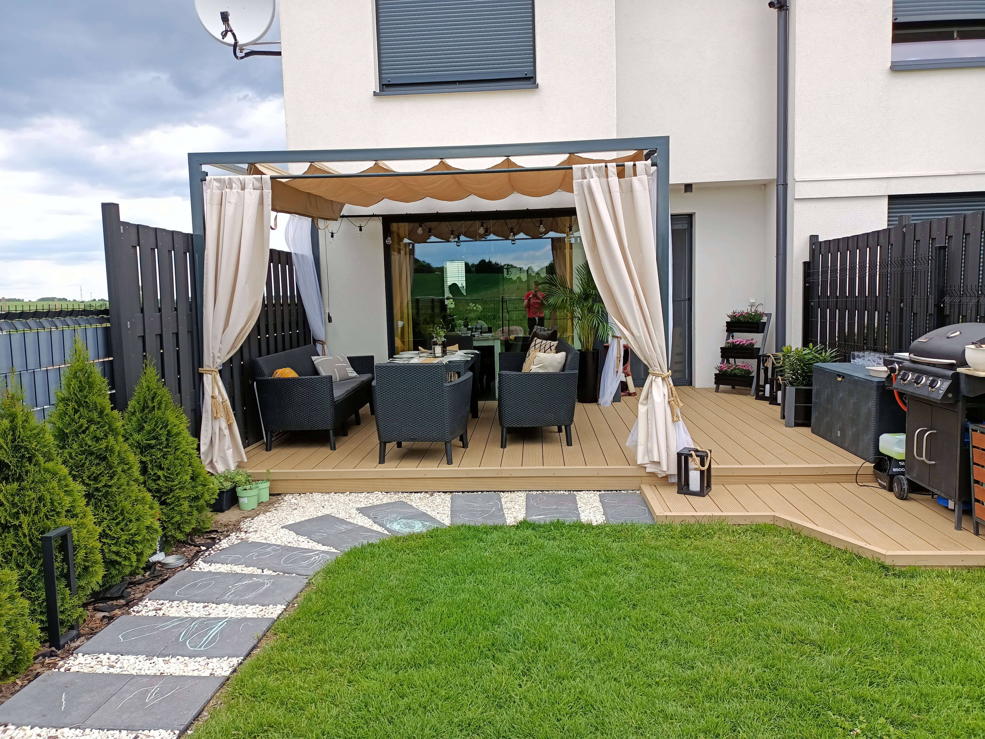 jasny taras deski kompozytowe aranżacja