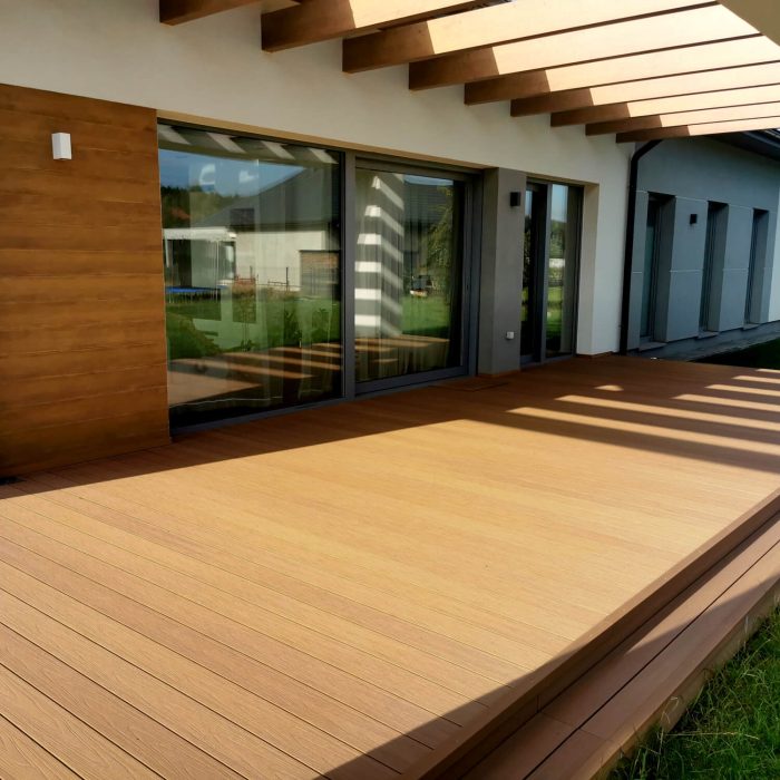 realizacja tarasu z deski kompozytowej premium dab naturalny